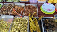 Di meja prasmanan tersedia pilihan lauk udang balado, tempe orek, tumis toge tahu, perkede, tahu isi, kikil, tumis oncom, paru goreng, hingga sayur asem. Foto: detikFood