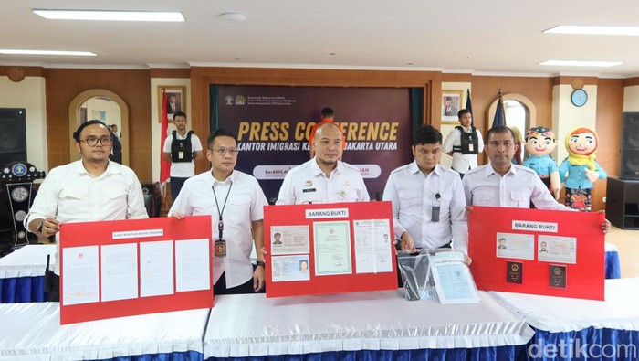 Imigrasi Jakut menangkap WN China berinisial LY yang masuk dalam DPO Kepolisian China. LY mengaku WN Indonesia dan sempat menunjukkan KTP saat diamankan. (dok Ist)