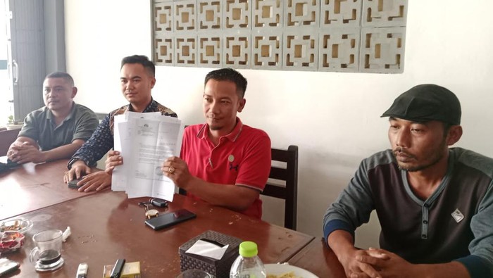 Juanda bersama kuasa hukumnya, Suparman (baju merah) menunjukkan bukti penggelapan BPKB Mobil oleh oknum ASN di Samsat Praya Lombok Tengah.