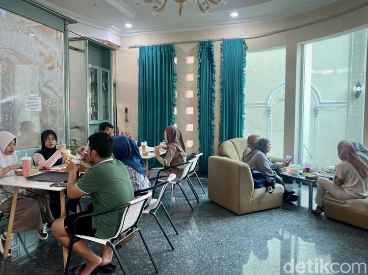 Di Rumah Mewah Ini Kamu Bisa Jajan Jus Buah dan Nasgor