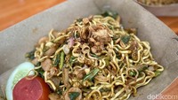 Selain menu jus, di sini juga ada camilan hingga makanan berat. Untuk makanan berat ada nasi goreng dan mie goreng. Foto: detikcom