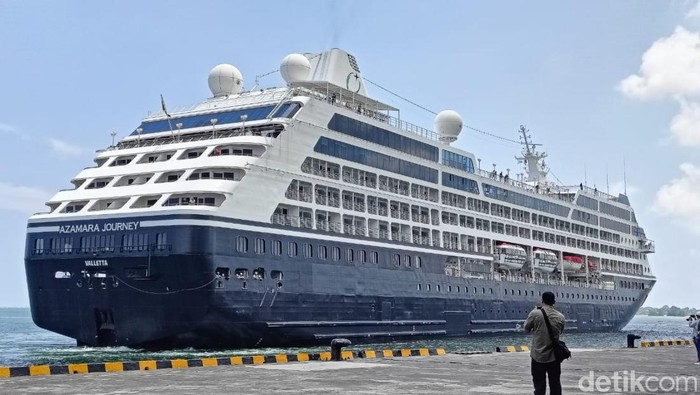 Kapal pesiar MV Azamara Journey sandar di Pelabuhan Benoa, Bali.