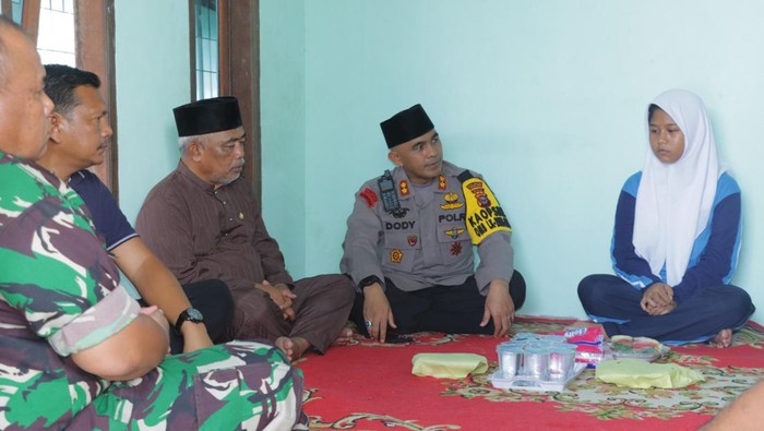 Kapolres Inhu. AKBP Dody Wirawijaya berkunjung ke rumah duka petugas PPK dan KPPS. (Dok Humas Polres Inhu)