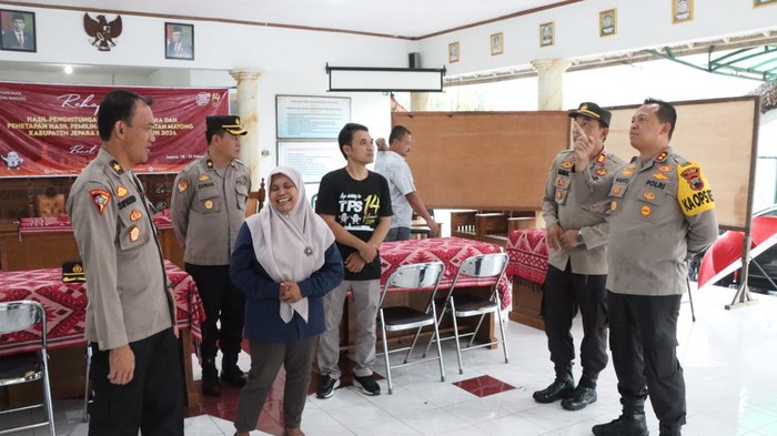 Kapolres Jepara AKBP Wahyu Nugroho Setyawan saat meninjau PPK Kecamatan Jepara Kota, Bangsri, Pecangaan, Welahan, Mayong, Sabtu (24/2/2024).