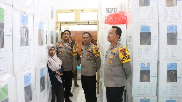 Kapolres Jepara AKBP Wahyu Nugroho Setyawan saat meninjau PPK Kecamatan Jepara Kota, Bangsri, Pecangaan, Welahan, Mayong, Sabtu (24/2/2024).