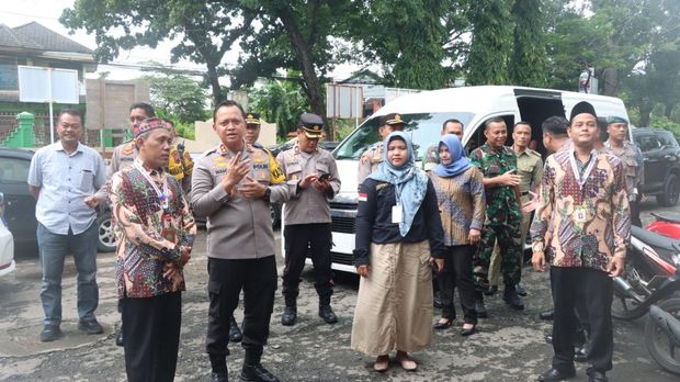 Kapolres Jepara AKBP Wahyu Nugroho Setyawan saat meninjau PPK Kecamatan Jepara Kota, Bangsri, Pecangaan, Welahan, Mayong, Sabtu (24/2/2024).