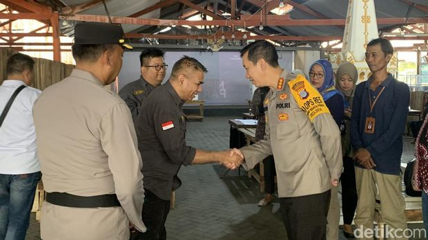 Kapolresta Jogja Kombes Aditya Surya Dharma mengecek lokasi pemungutan suara ulang di RW 12, Pakuncen, Wirobrajan, Sabtu (24/2/2024).