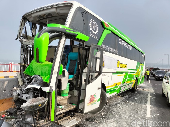Kecelakaan di Jembatan Suramadu sisi Madura
