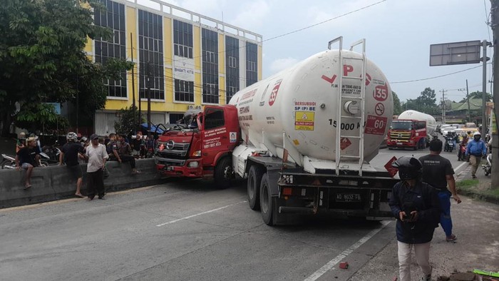 Kecelakaan truk tangki LPG di jalan utama Semarang-Solo tepatnya di Jalan Gatot Subroto, Kabupaten Semarang, Sabtu (24/2/2024).