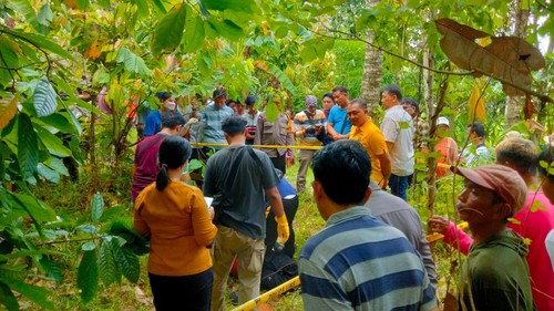 Petugas saat melakukan olah TKP kelian adat bunuh diri di Kelurahan Tegalcangkring, Kecamatan Mendoyo, Jembrana, Bali, Sabtu (24/2/2024).