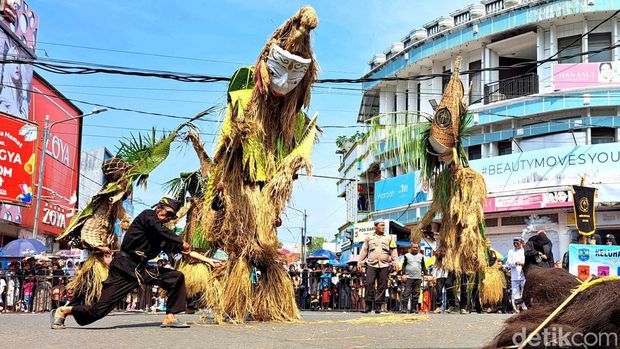 Kemeriahan Festival Kirab Budaya Janur di Kota Banjar dalam rangka hari jadi ke-21 Kota Banjar.