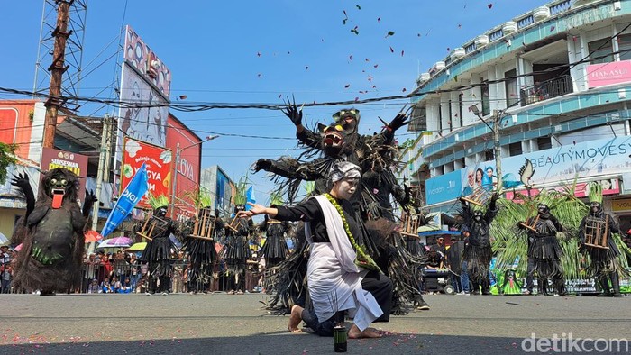 Kemeriahan Festival Kirab Budaya Janur di Kota Banjar dalam rangka hari jadi ke-21 Kota Banjar.