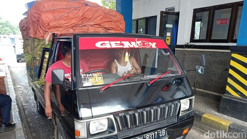 Kendaraan logistik yang mengangkut buah-buahan serta janur untuk kebutuhan Hari Raya Galungan dan Kuningan dari Jawa ke Bali.