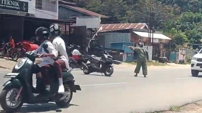 Pria berinisial AR (53) di Kendari, Sulawesi Tenggara (Sultra), berdiri di tengah jalan dan mengancam pengguna jalan menggunakan parang.