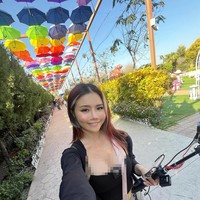 Kiaraakitty dikenal sebagai model seksi yang sering jadi sensasi. Baru-baru ini wanita yang juga streamer tersebut baru-baru ini kembali menuai atensi. Dalam sebuah siaran langsung, Kiaraakitty tiba-tiba saja dilempar telur di jalanan. Foto: Instagram Kiaraakitty