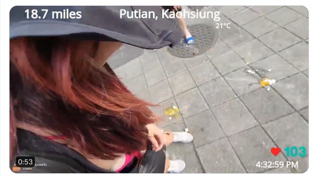 Dilansir 8world, wanita tersebut lalu melempari telur dan mengarahkannya kepada Kiki meski tidak benar-benar mengenainya. Foto: Twitter