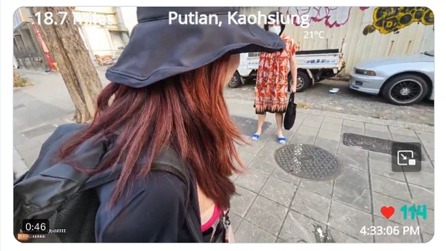 Kiaraakitty atau Kiki beberapa waktu lalu melakukan siaran langsung saat berkunjung ke Koahsiung, Taiwan. Ia sedang mendaki selagi berinteraksi dengan para penontonnya. Suatu waktu, seorang wanita yang mengenakan dress floral tiba-tiba datang dan mengambil telur dari tas belanja. Foto: Twitter