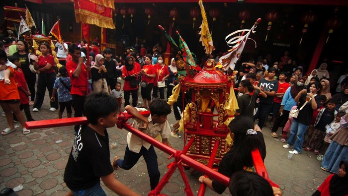 Sejumlah warga menggotong tandu dewa saat kirab Toa Pe Kong di Kelenteng Hok Ie Kiong Slawi, Kabupaten Tegal, Jawa Tengah, Sabtu (24/2/2024). Kirab gotong Toa Pe Kong tujuh tandu dewa pada perayaan Cap Go Meh itu sebagai bentuk penghormatan serta memohon keselamatan dan keberkahan. ANTARA FOTO/Oky Lukmansyah/tom.