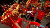 Sejumlah warga menggotong tandu dewa saat kirab Toa Pe Kong di Kelenteng Hok Ie Kiong Slawi, Kabupaten Tegal, Jawa Tengah, Sabtu (24/2/2024).