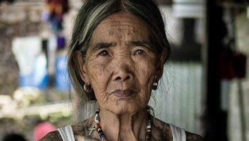 Whang-Od Oggay adalah seorang seniman tato asal Filipina, dan dalam foto ini ia berusia 106 tahun. Dia adalah orang tertua yang diketahui mempraktekkan mambabtok, bentuk tradisional kuno dari tato. Foto: Boredpanda