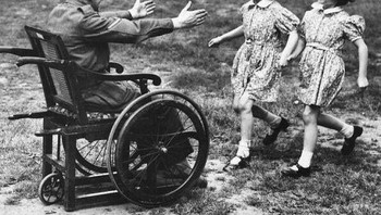 Dua anak perempuan berlari bahagia menyambut ayahnya yang terluka saat pulang dari perang pada tahun 1940. Foto: Boredpanda