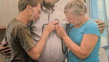 Kedua orang tua ini sedang mendengarkan detak jantung yang ditranplantasikan dari anaknya yang berusia 23 tahun. Ia meninggal karena overdosisi pada tahun 2018. Foto: Boredpanda