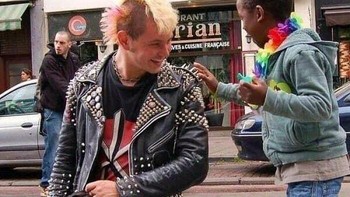 Punk rocker ini membiarkan anak kecil menyentuhnya karena penasaran dengan jaketnya. Foto: Boredpanda