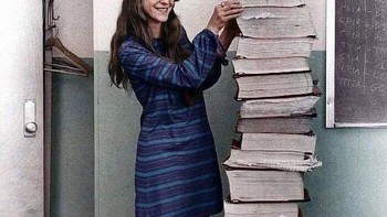 Foto Margaret Hamilton tahun 1969, Insinyur Perangkat Lunak Utama Proyek Apollo, berdiri di samping kode yang ditulisnya dengan tangan yang membantu membawa manusia pertama ke bulan.  Foto: Boredpanda