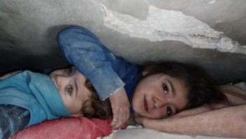 Kakak beradik ini ditemukan di reruntuhan karena gempa pada tahun 2023, kedua terjebak selama 17 jam dan berhasil diselamatkan. Foto: Boredpanda