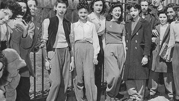 Bentuk protes siswi SMA yang dilarang mengenakan celana panjang di Brooklyn, New York pada tahun 1942. Foto: Boredpanda
