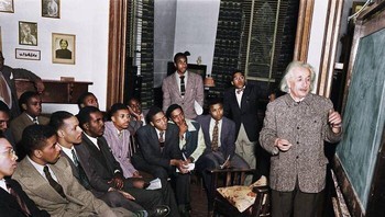 Potret Albert Einstein pada tahun 1946 saat memberikan kuliah di universitas Lincoln, sebuah perguruan tinggi yang secara historis murid-muridnya berisikan kulit hitam. Foto: Boredpanda