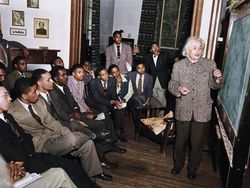 Deretan Foto Humanis yang Bikin Haru dan Menguras Emosi