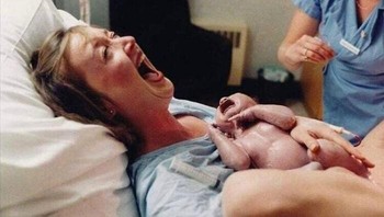 Potret seorang ibu pada tahun 1986 yang menertawakan suaminya karena pingsan saat menyaksikan kelahiran anak mereka. Foto: Boredpanda