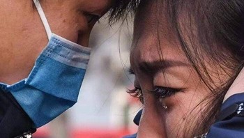 Dokter di China mengucapkan perpisahan kepada istrinya sebelum berangkat ke Wuhan untuk merawat pasien yang terkena virus COVID-19. Foto: Boredpanda