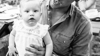 Potret bangga seorang ayah yang menyaksikan putranya menjadi seorang ayah.  Foto: Boredpanda