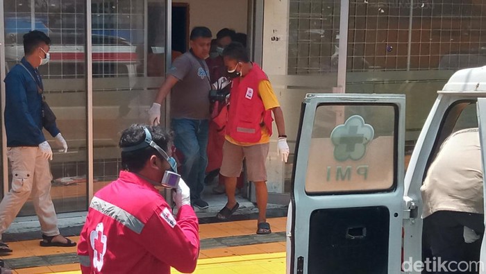 Evakuasi mayat di jalan veteran, Klaten.
