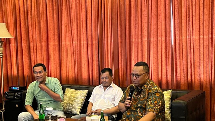 Mantan Sekjen PKB Lukman Edy (baju batik)
