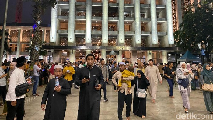 Masjid Istiqlal Jakarta menggelar ibadah di malam Nisfu Syaban. Jemaah pun meramaikan masjid untuk beribadah. (Tina/detikcom).