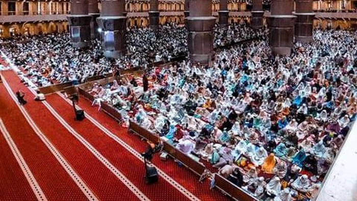 Masjid Istiqlal menggelar ibadah di malam Nisfu Syaban. Jemaah pun meramaikan masjid untuk beribadah. (IG @masjidistiqlal.official)