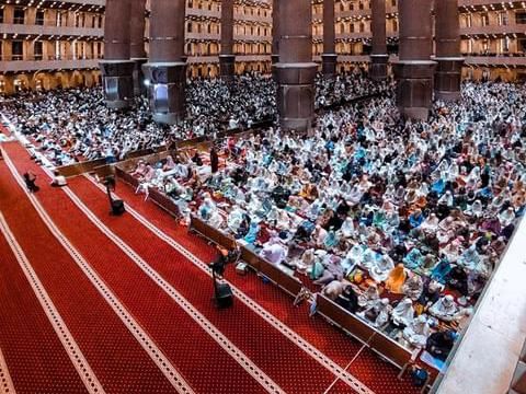 Masjid Istiqlal menggelar ibadah di malam Nisfu Syaban. Jemaah pun meramaikan masjid untuk beribadah. (IG @masjidistiqlal.official)