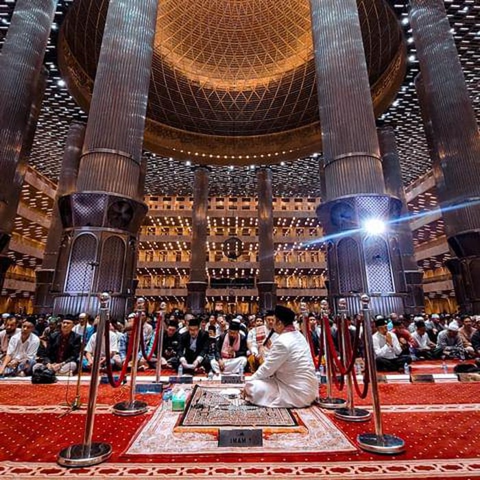 Masjid Istiqlal menggelar ibadah di malam Nisfu Syaban. Jemaah pun meramaikan masjid untuk beribadah. (IG @masjidistiqlal.official)