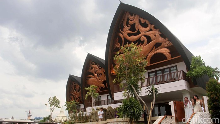 Mengintip Jeroan Cottage Sultan di Putri Duyung Ancol Ada yang baru di Putri Duyung Ancol. Menikmati liburan sambil menginap di Cottage Premium Paus untuk kaum sultan dengan pemandangan laut lepas utara Jakarta.
Yups, PT Pembangunan Jaya Ancol Tbk (Ancol) baru saja meresmikan produk resor terbarunya yakni Cluster Premium Paus Cottage by Putri Duyung Ancol.