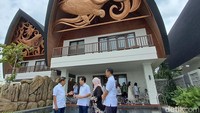 Direktur Utama PT Pembangunan Jaya Ancol Winarto bersama Komisaris Utama PT Pembangunan Jaya Ancol Tbk Sofyan Djalil, Kepala BP BUMD DKI Nasrudin dan Asisten Perekonomian dan Keuangan Sekda Provinsi DKI Jakarta Sri Haryati melihat langsung Cottage untuk kaum Sultan di Putri Duyung Ancol, Jakarta Utara.