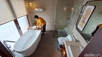 Letaknya yang berada di tepi laut memberikan ketenangan dari bisingnya hirup pikuk kota Jakarta. Hal ini menjadikan Paus Cottage menjadi destinasi ideal bagi mereka yang ingin menikmati staycation tanpa harus melakukan perjalanan jauh atau menyeberangi pulau. Resor mewah ini juga menjadi kebanggaan Kota Jakarta.