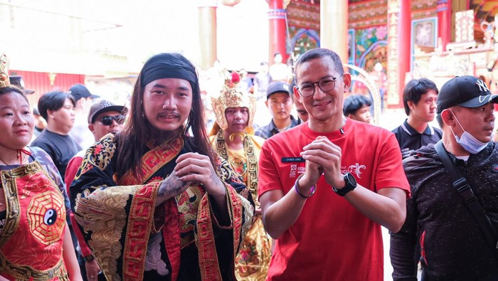 Menparekraf Sandiaga Uno di Singkawang, Kalbar saat Cap Go Meh, Sabtu (24/2/2024).