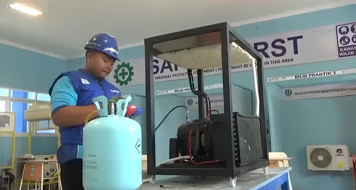 Mesin pendingin bertenaga surya ciptaan siswa SMK Muhammadiyah 1 Gresik