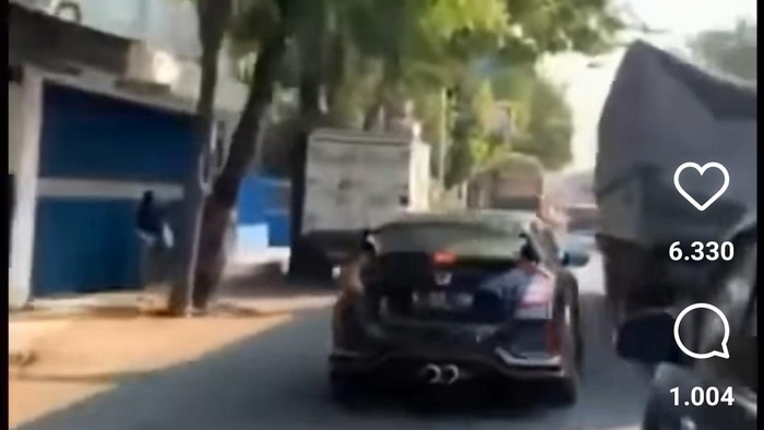 Mobil Honda Civic yang ugal-ugalan di Probolingggo