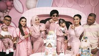 Dengan tema pesta ulang tahun serba pink, Ameena rayakan pergantian usianya dengan kue ulang tahun yang imut dan menggemaskan. Foto: Instagram @ameenaatta