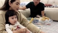 Dekat dengan sang nenek, Ameena tampak santai mencicipi hidangan telur gulung favoritnya. Foto: Instagram @ameenaatta