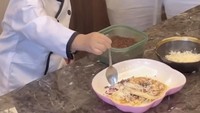 Terakhir Ameena juga suka belajar masak dari usia dini. Ini potret imutnya saat belajar membuat pancake ditemani sang ayah.  Foto: Instagram @ameenaatta